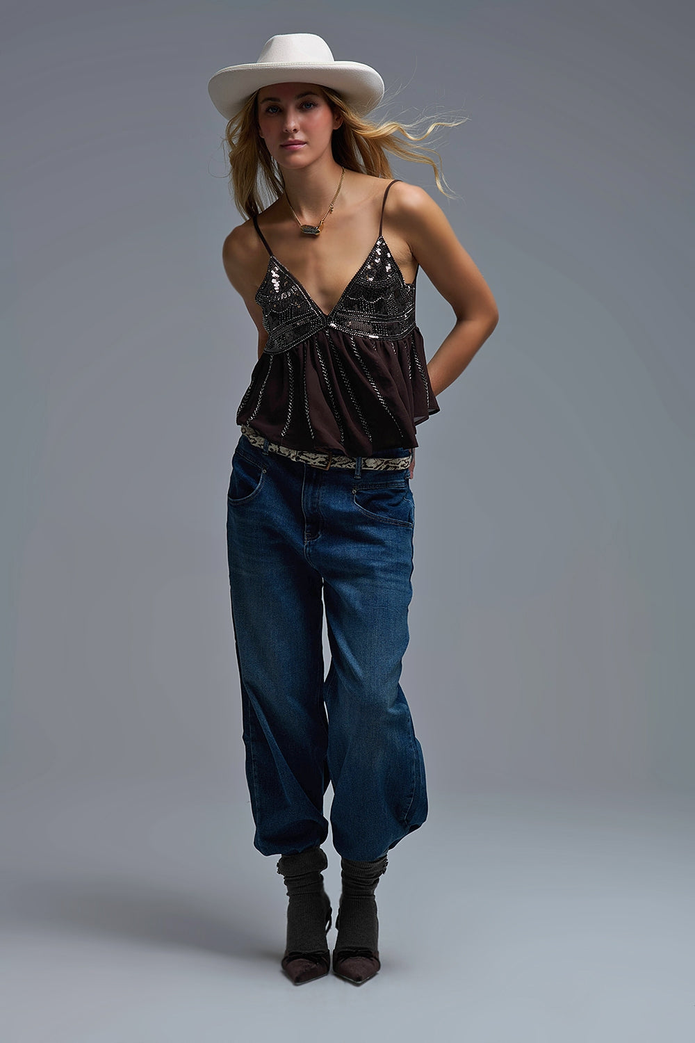 Canotta con paillettes impreziosita in marrone