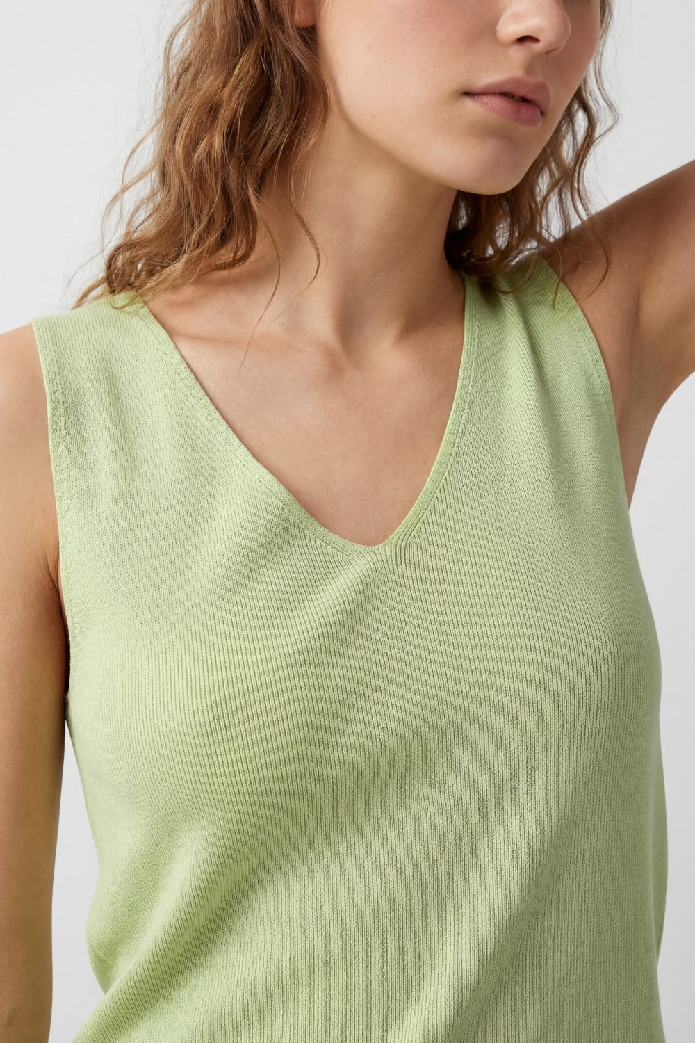 Canotta con scollo a V in maglia a coste di colore verde menta