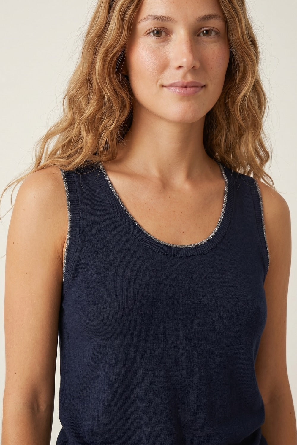 Canotta in Maglia Fine Navy con Bordo Metallico e Vestibilità Regolare