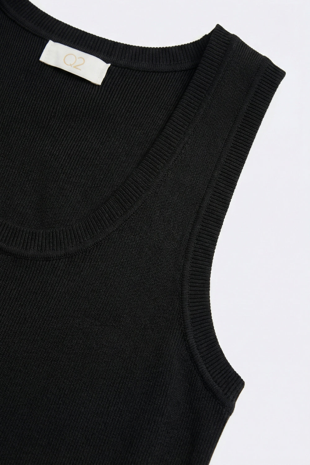 canotta lavorata a maglia fine con scollo rotondo in nero