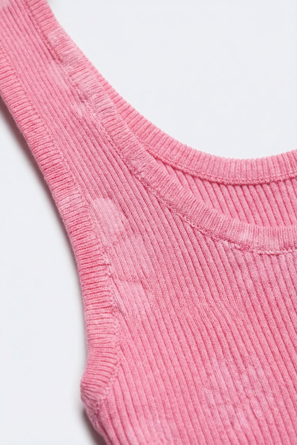 Canotta senza maniche in maglia a coste rosa da indossare a strati