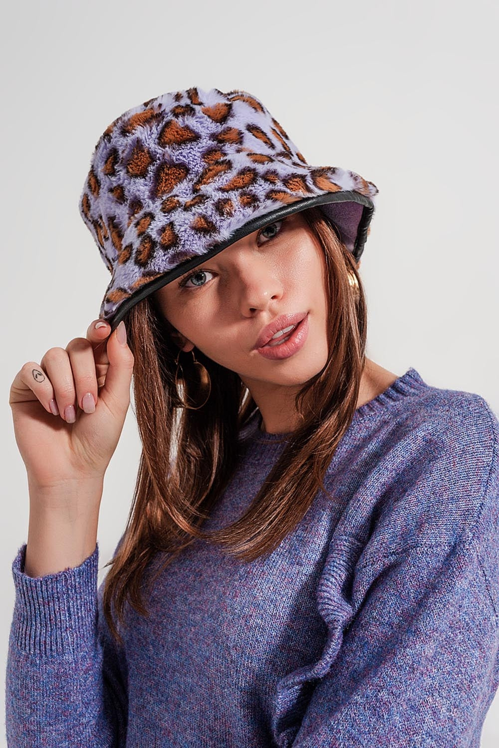 Cappello da pescatore fondo viola con stampa animalier