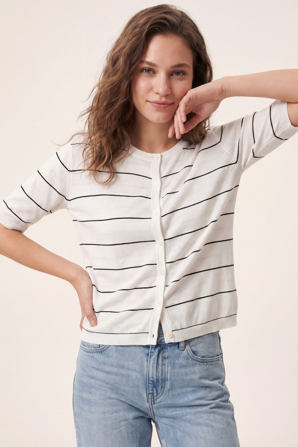 Cardigan a Maglia con Bottoni sul Davanti a Maniche Corte a Righe Bianche