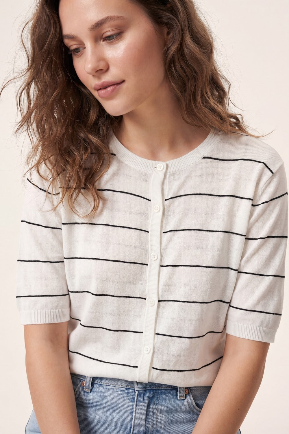 Cardigan a Maglia con Bottoni sul Davanti a Maniche Corte a Righe Bianche