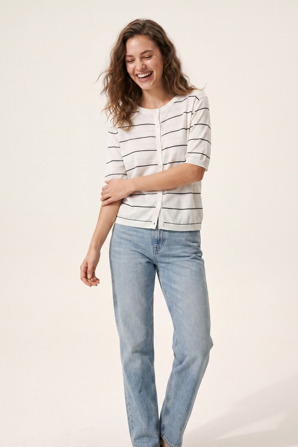 Cardigan a Maglia con Bottoni sul Davanti a Maniche Corte a Righe Bianche