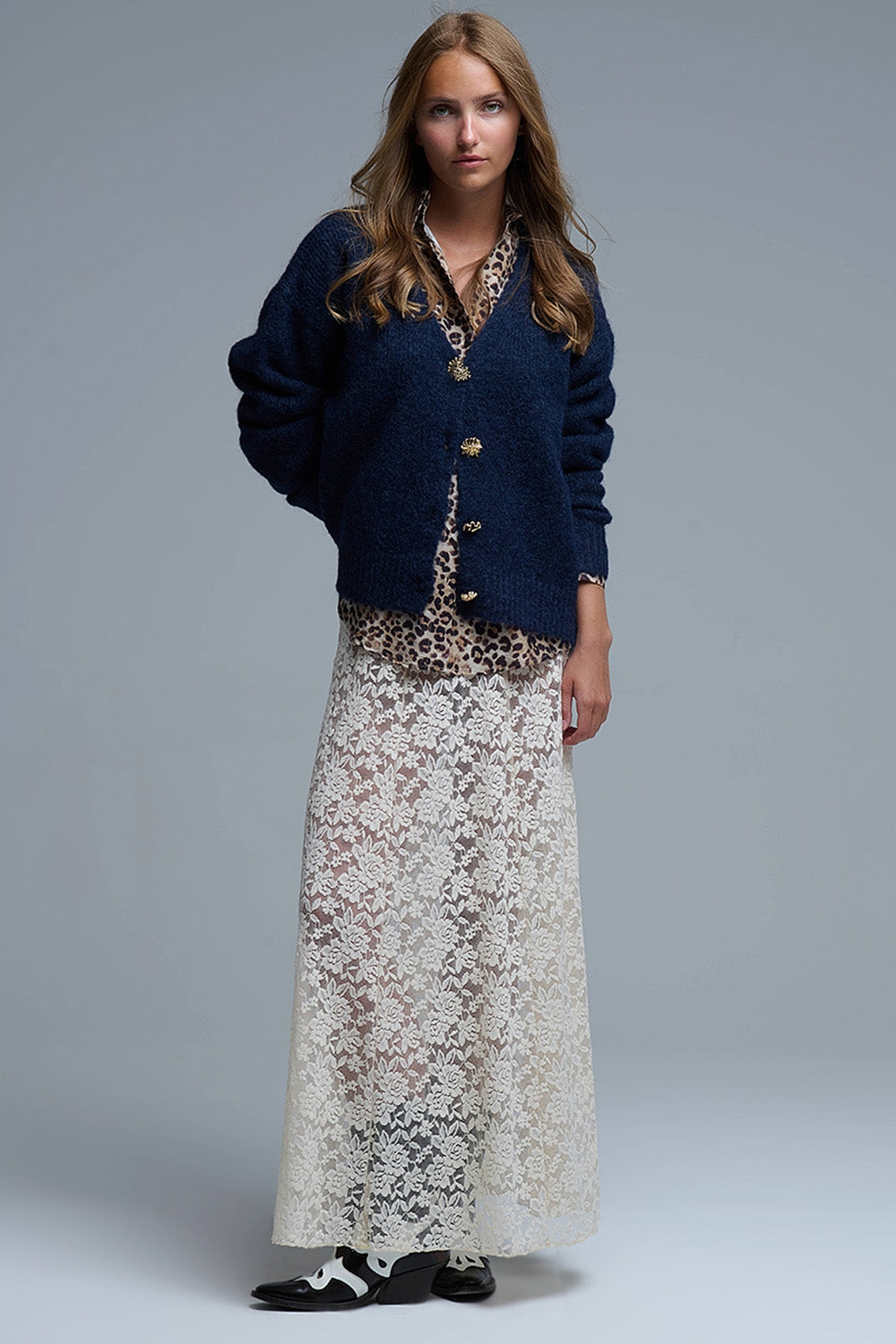 Cardigan a maglia grossa in stile marinaro con una serie di grandi bottoni dorati
