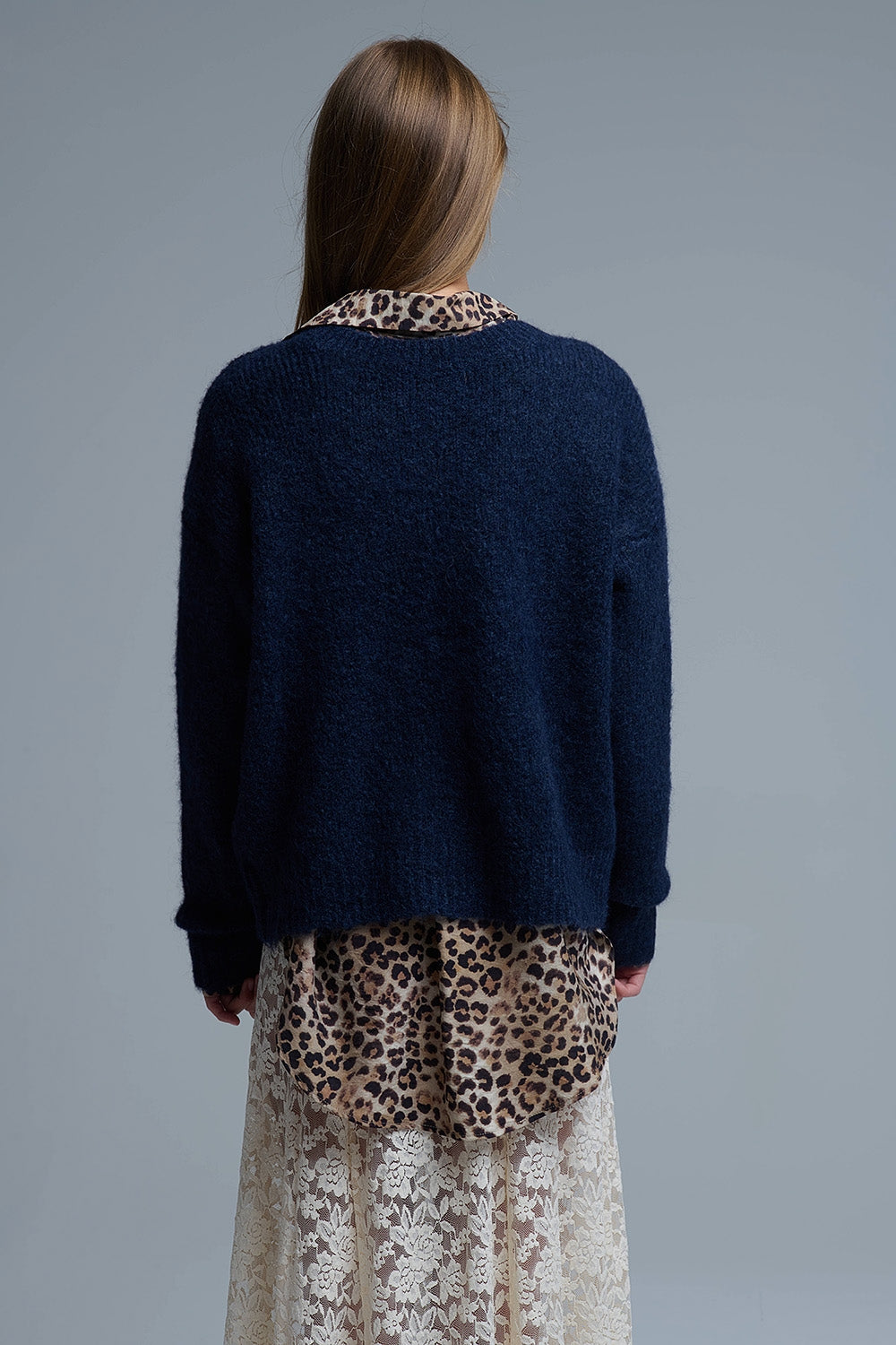Cardigan a maglia grossa in stile marinaro con una serie di grandi bottoni dorati