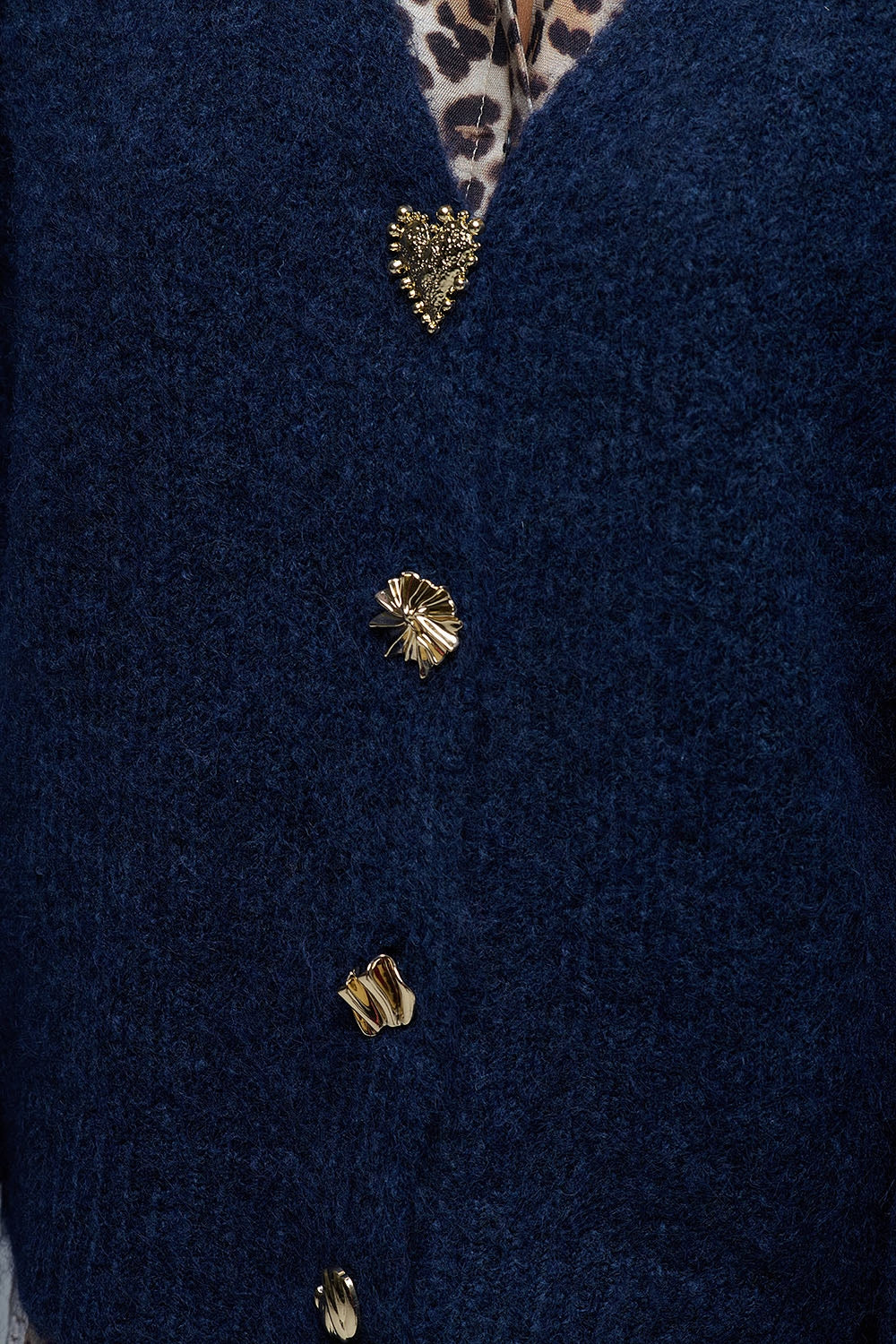 Cardigan a maglia grossa in stile marinaro con una serie di grandi bottoni dorati