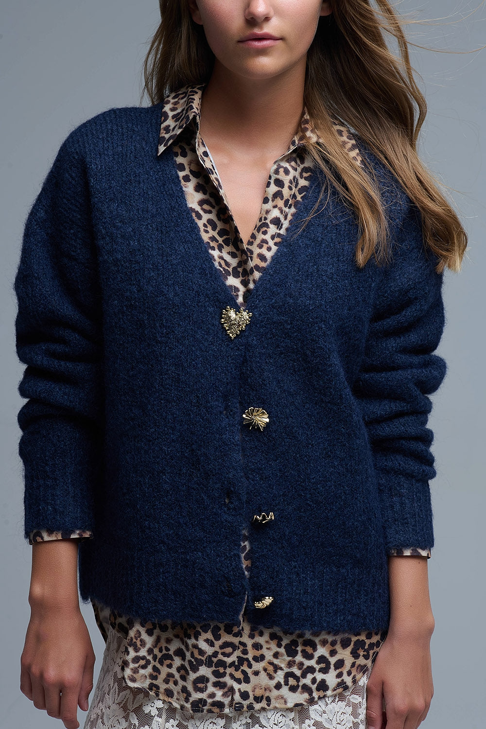 Cardigan a maglia grossa in stile marinaro con una serie di grandi bottoni dorati