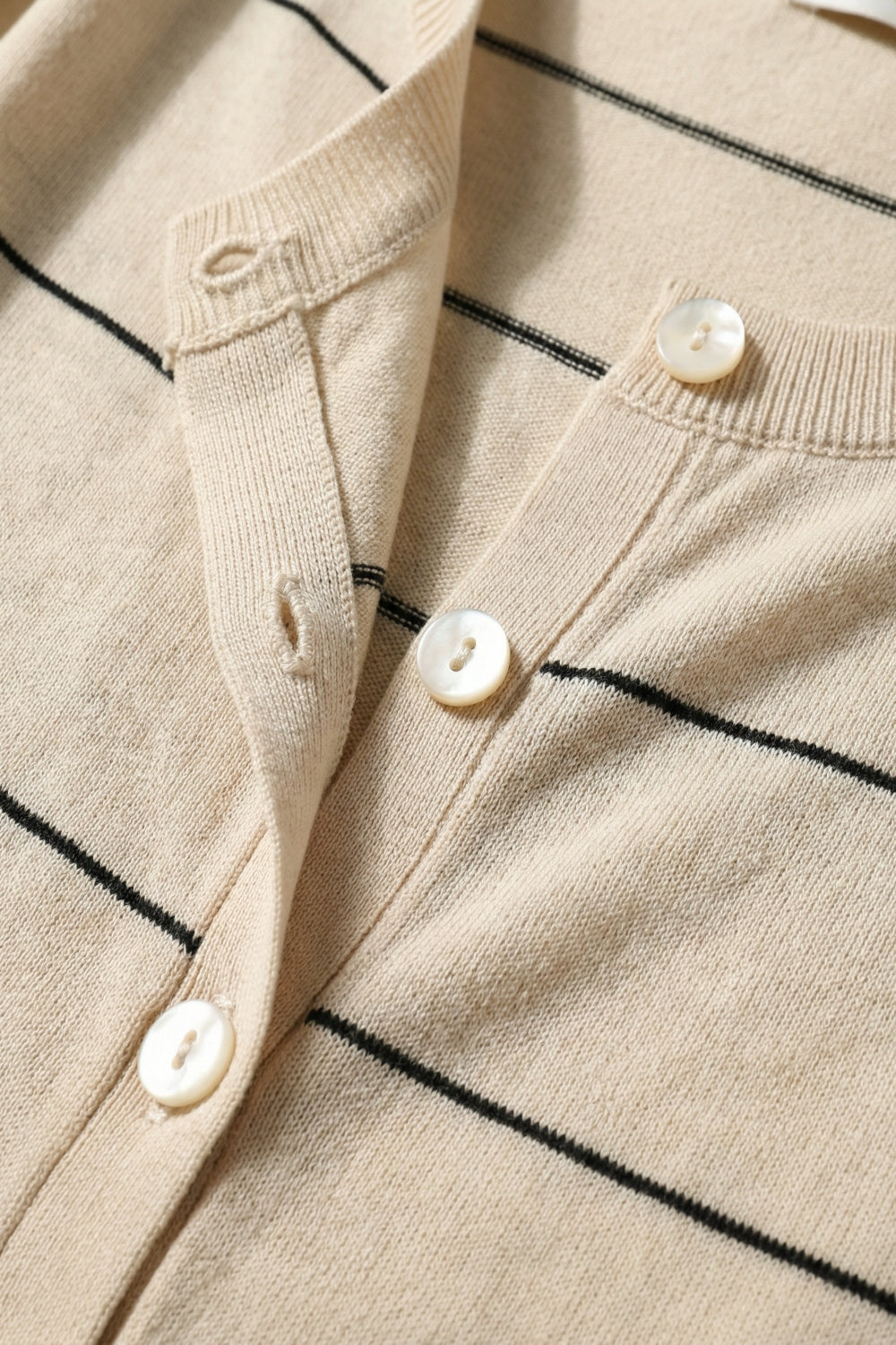 Cardigan a maniche corte con bottoni a righe beige