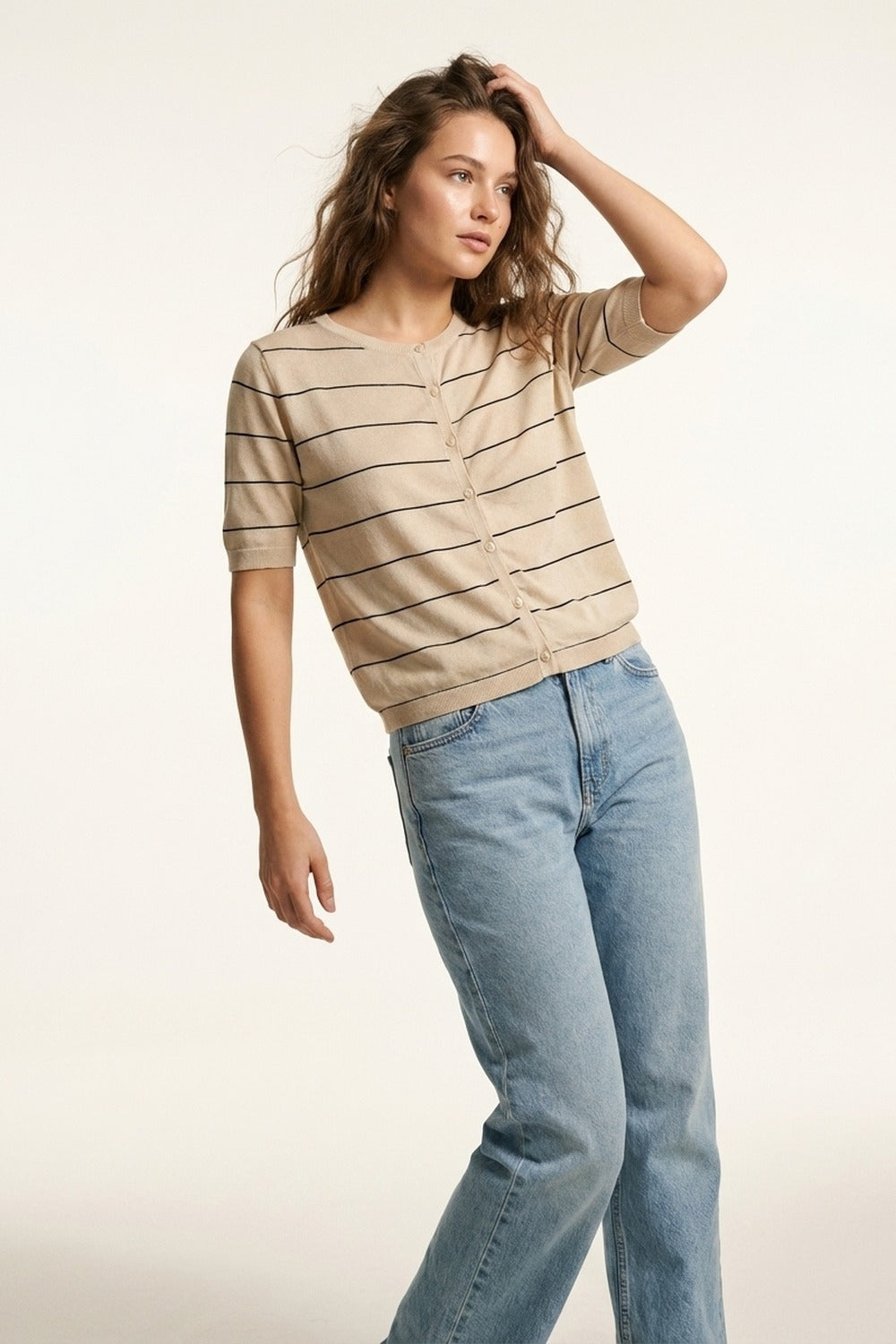 Cardigan a maniche corte con bottoni a righe beige