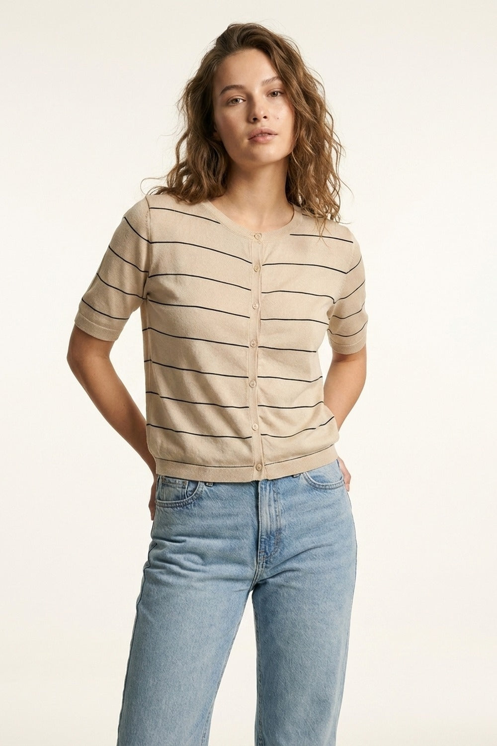 Cardigan a maniche corte con bottoni a righe beige