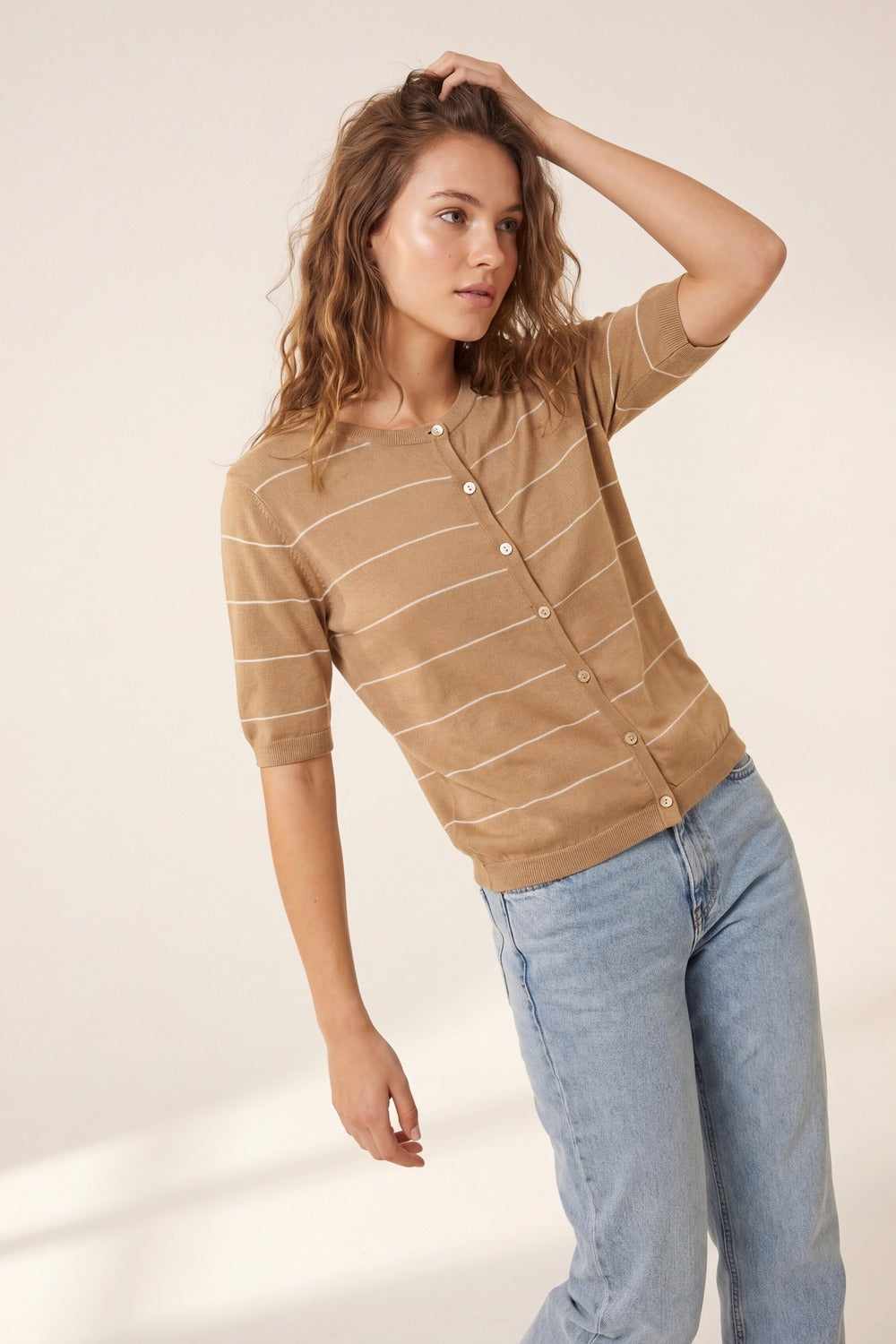 Cardigan a maniche corte con bottoni a righe color cammello