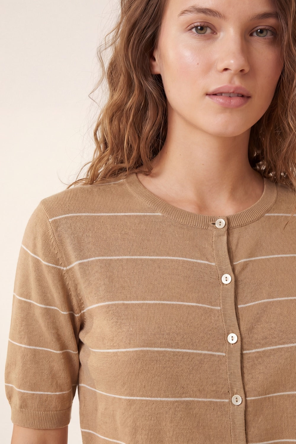 Cardigan a maniche corte con bottoni a righe color cammello