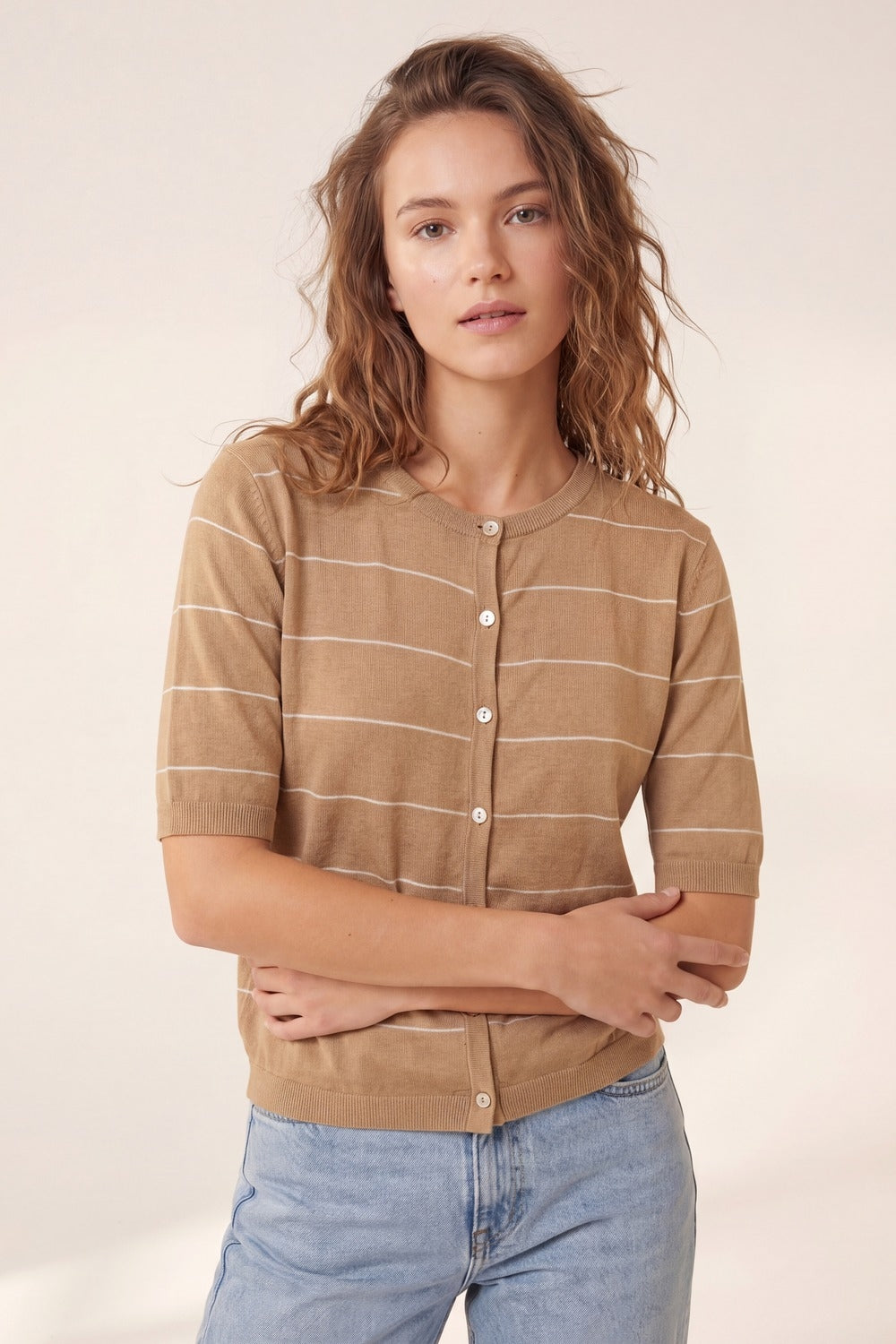 Cardigan a maniche corte con bottoni a righe color cammello