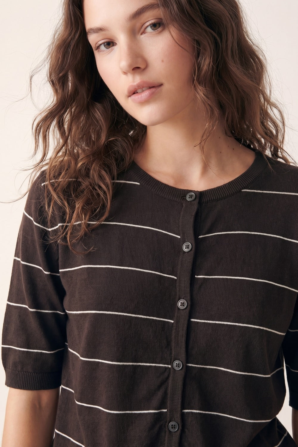 Cardigan a maniche corte in maglia con bottoni a righe marroni