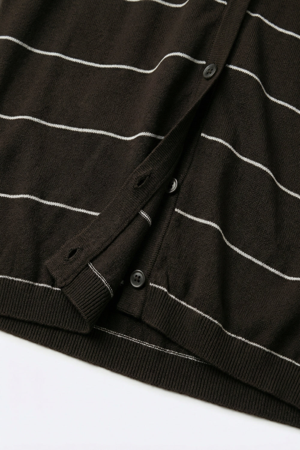 Cardigan a maniche corte in maglia con bottoni a righe marroni