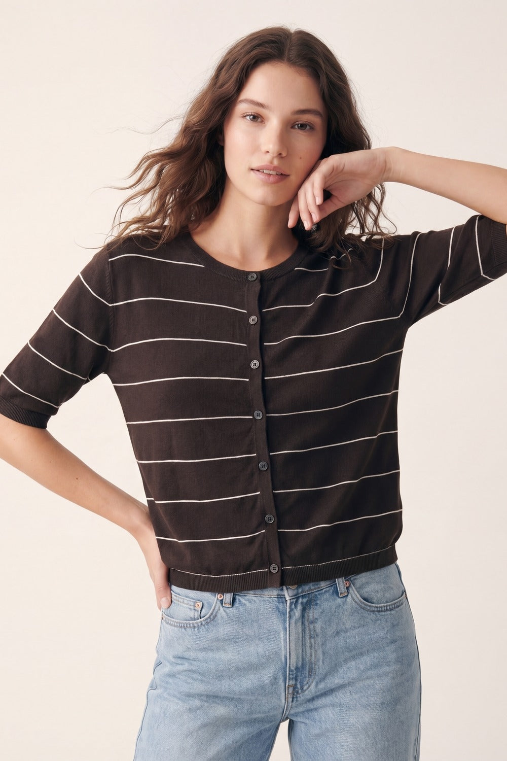 Cardigan a maniche corte in maglia con bottoni a righe marroni
