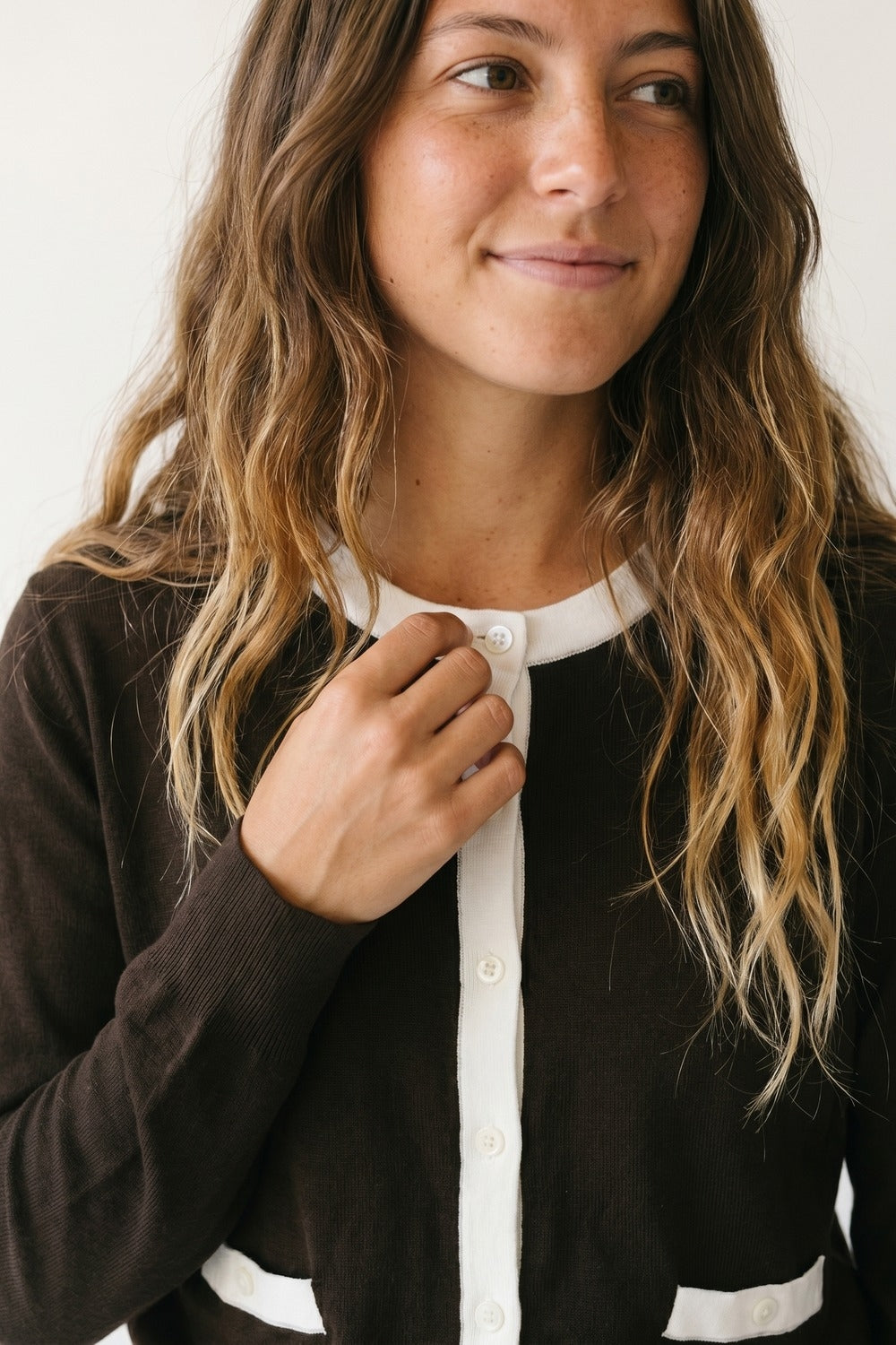Cardigan a maniche lunghe marrone con bordi a contrasto