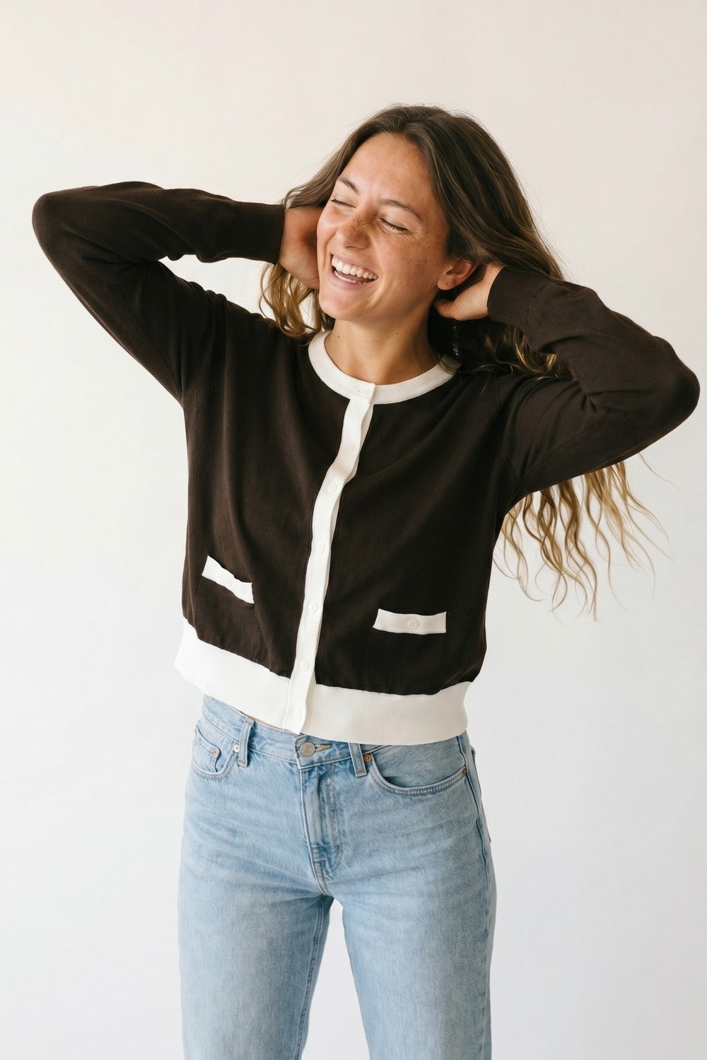 Cardigan a maniche lunghe marrone con bordi a contrasto