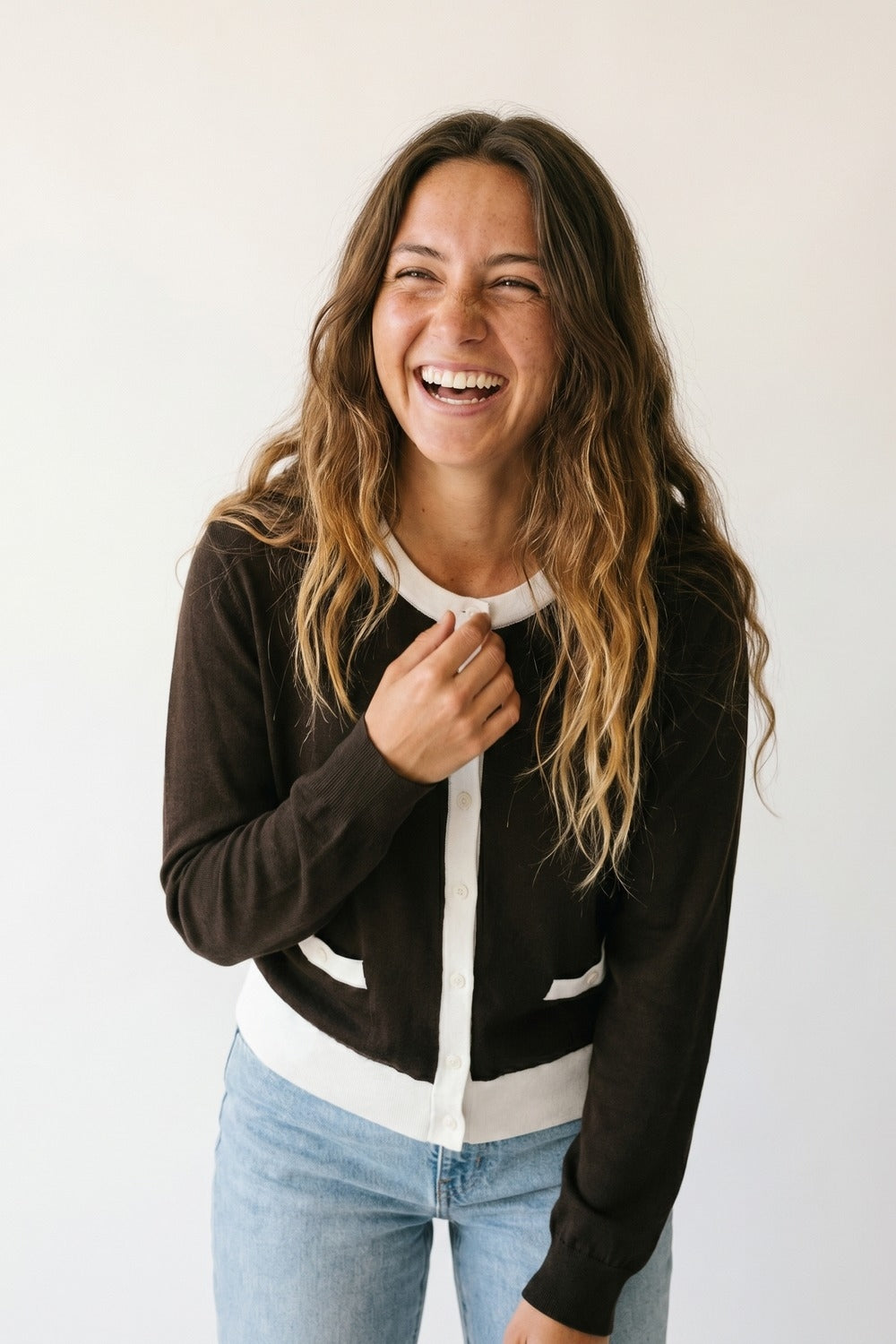 Cardigan a maniche lunghe marrone con bordi a contrasto