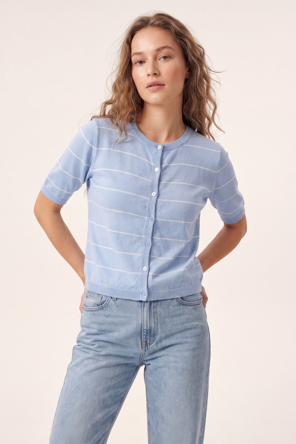 Cardigan a righe blu chiaro con bottoni e maniche corte
