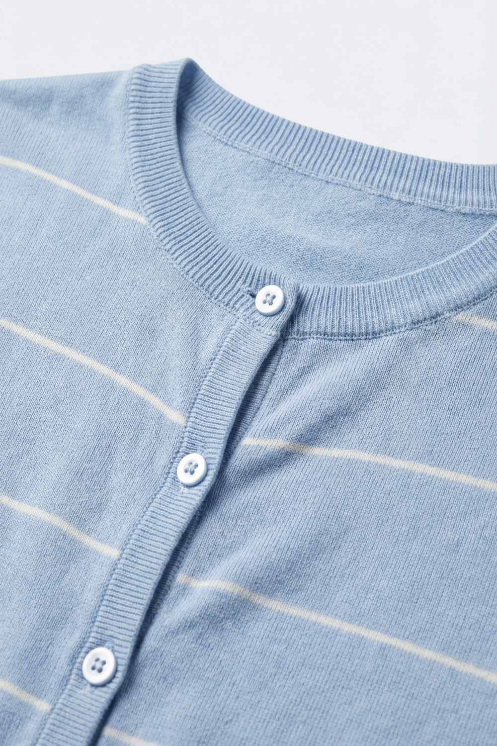 Cardigan a righe blu chiaro con bottoni e maniche corte