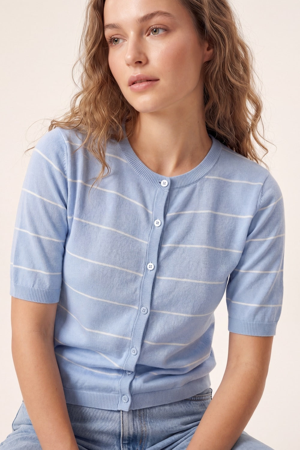 Cardigan a righe blu chiaro con bottoni e maniche corte