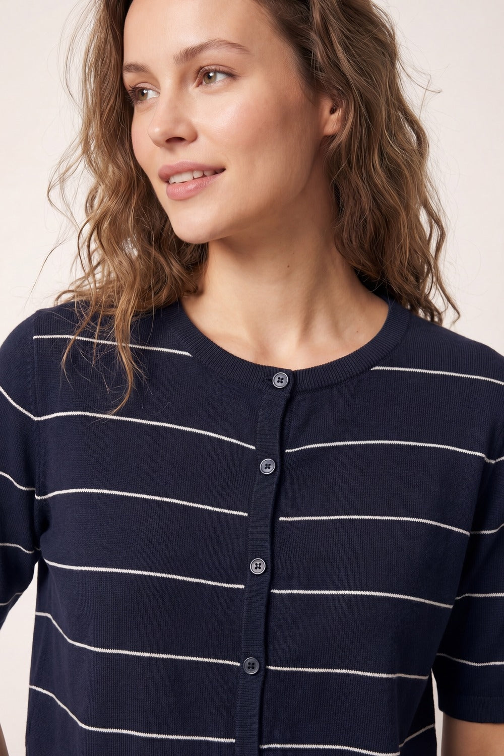 Cardigan a righe blu navy con maniche corte e bottoni