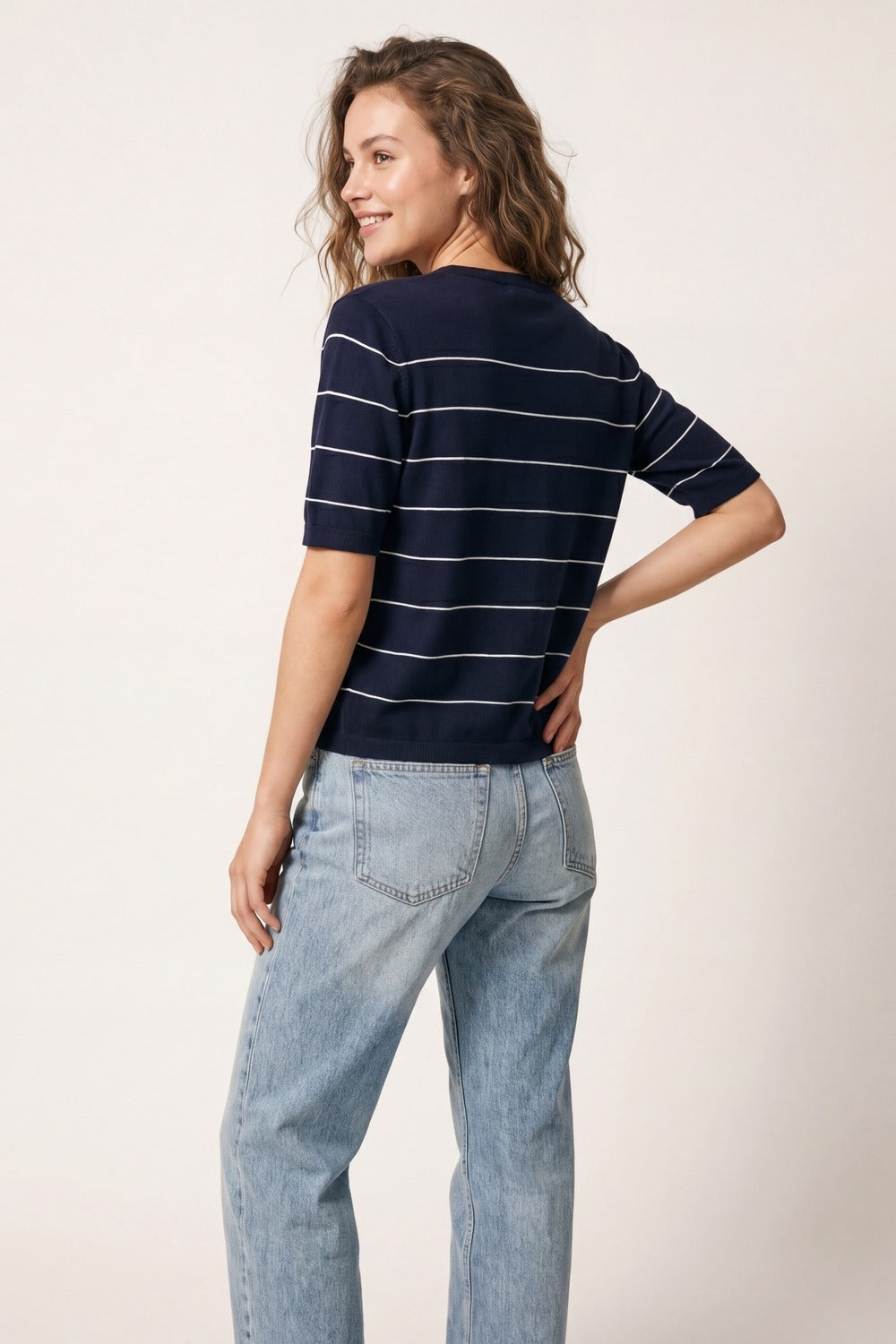 Cardigan a righe blu navy con maniche corte e bottoni
