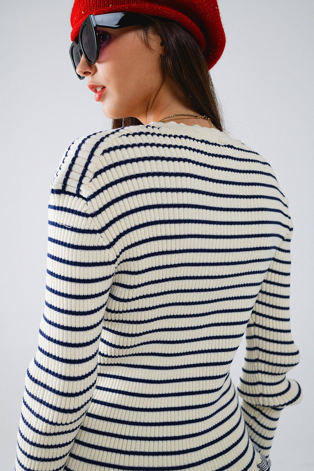 Cardigan a righe in crema con volant