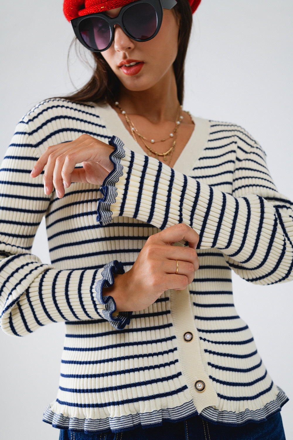 Cardigan a righe in crema con volant