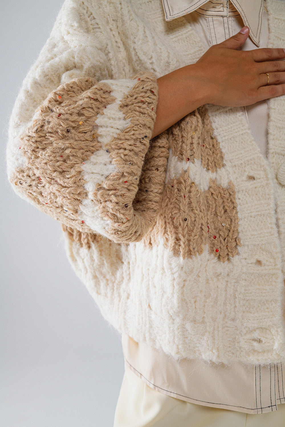 Cardigan a righe in maglia grossa con dettagli in paillettes in crema