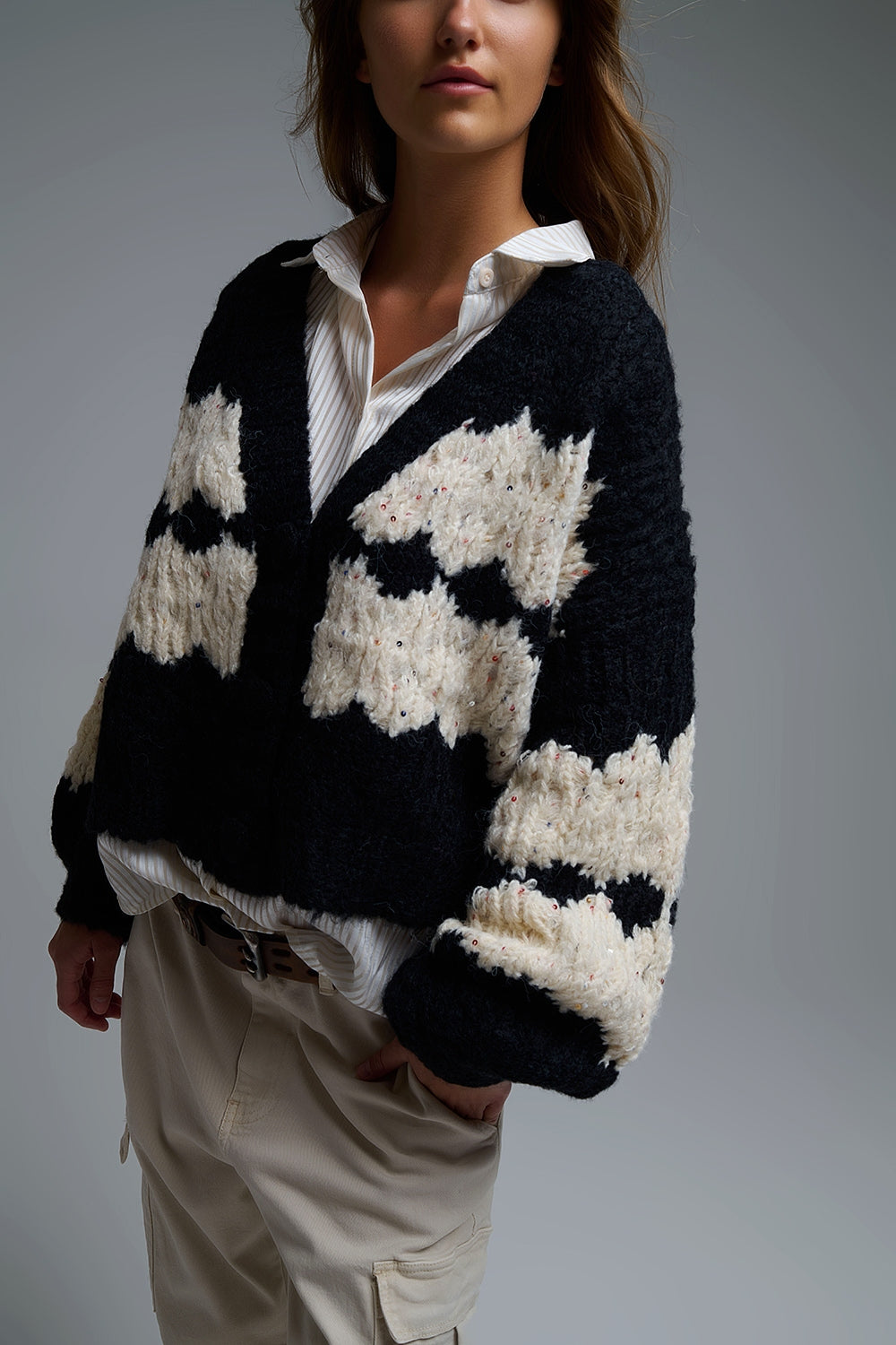 Cardigan a righe in maglia grossa con dettagli in paillettes in nero