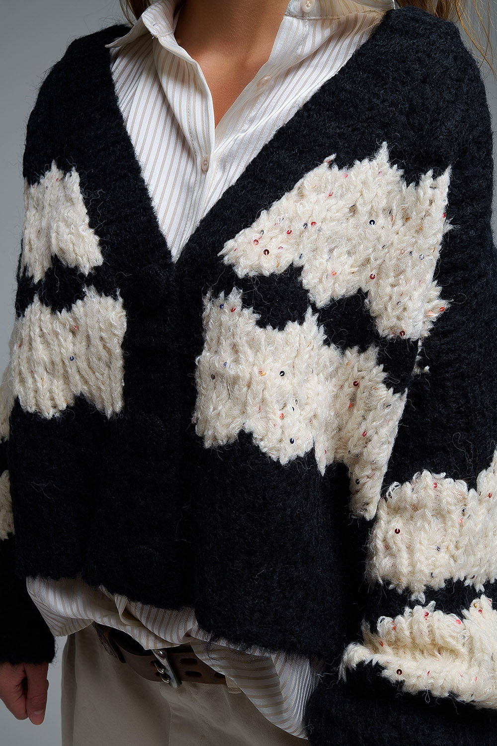 Cardigan a righe in maglia grossa con dettagli in paillettes in nero