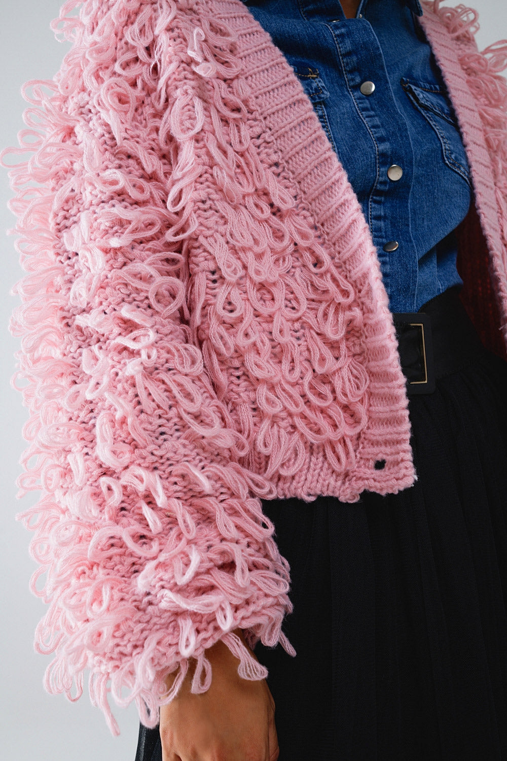 Cardigan a trama grossa in rosa con frange lunghe