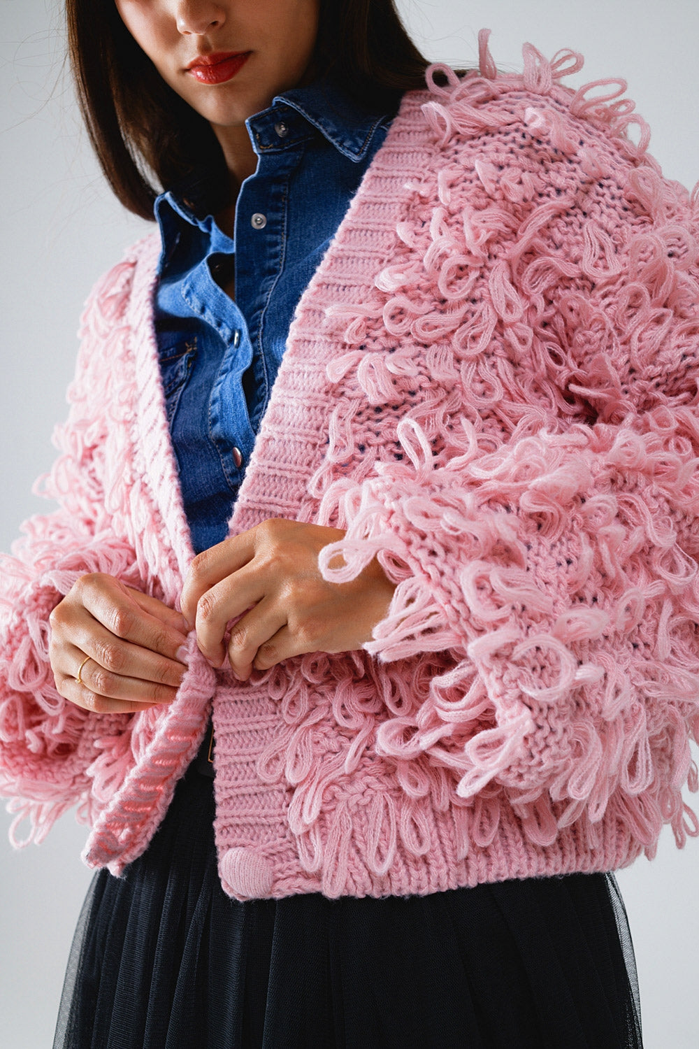 Cardigan a trama grossa in rosa con frange lunghe