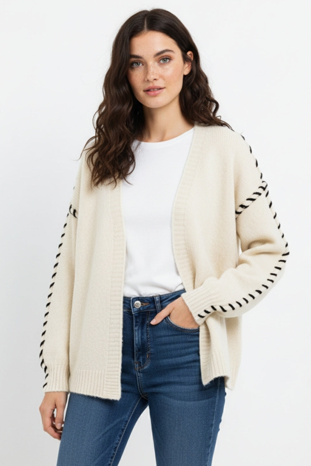 Cardigan aperto color crema con finiture nere in maglia grossa