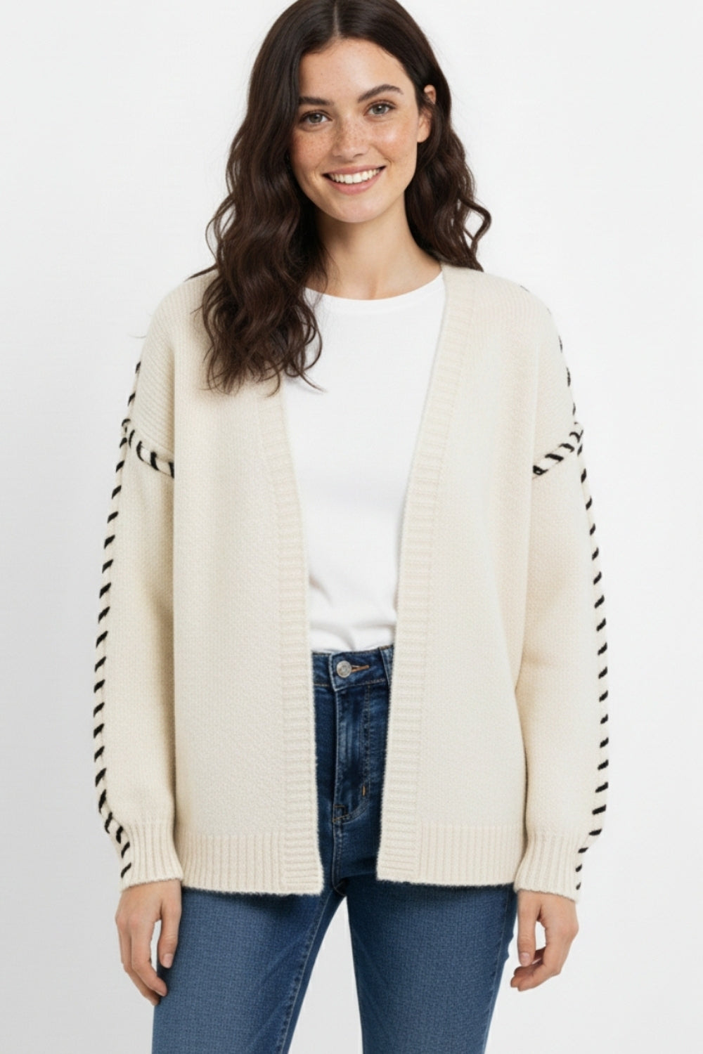 Cardigan aperto color crema con finiture nere in maglia grossa