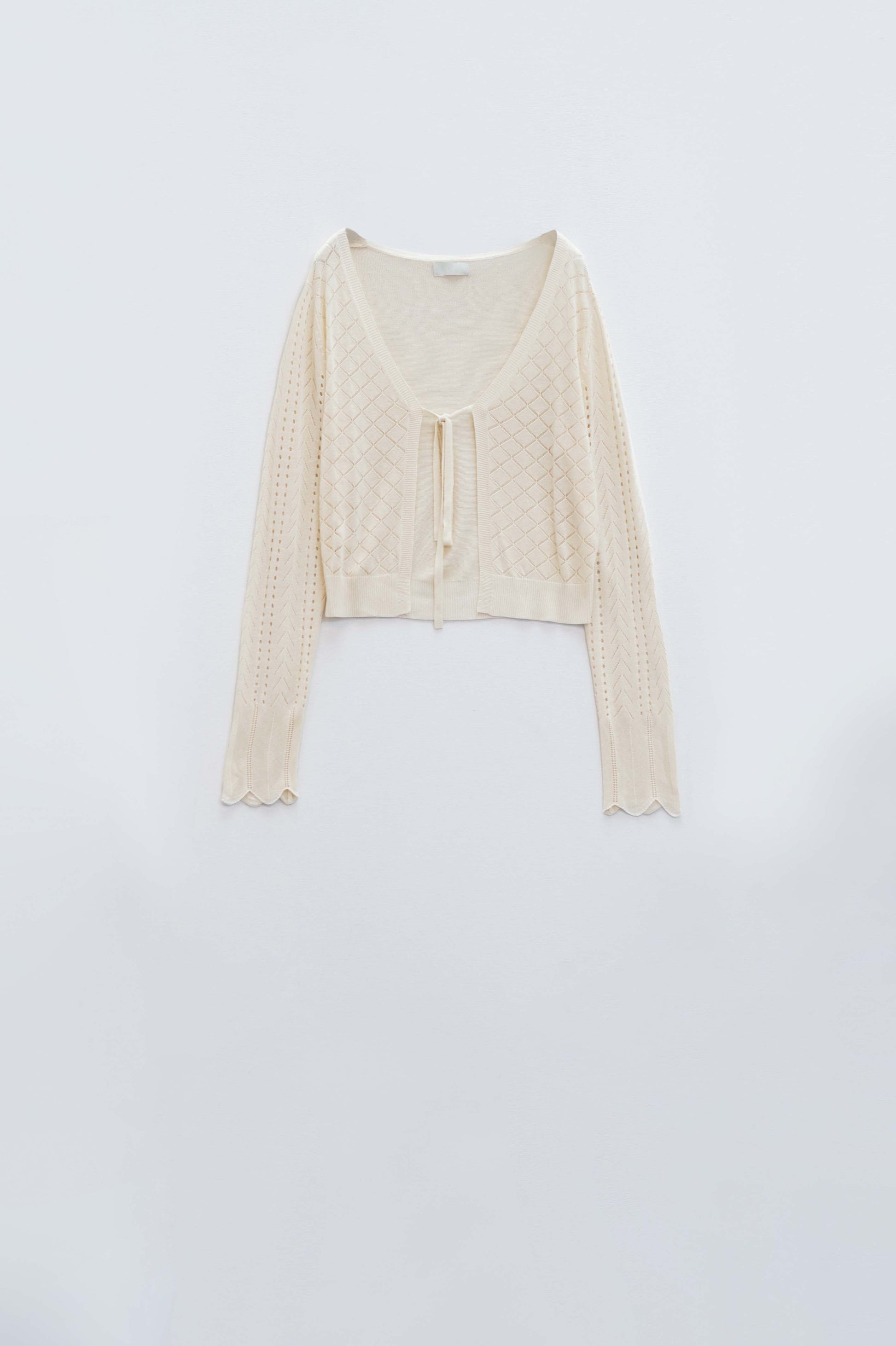 Q2 Cardigan beige con stampa argyle e chiusura a cravatta