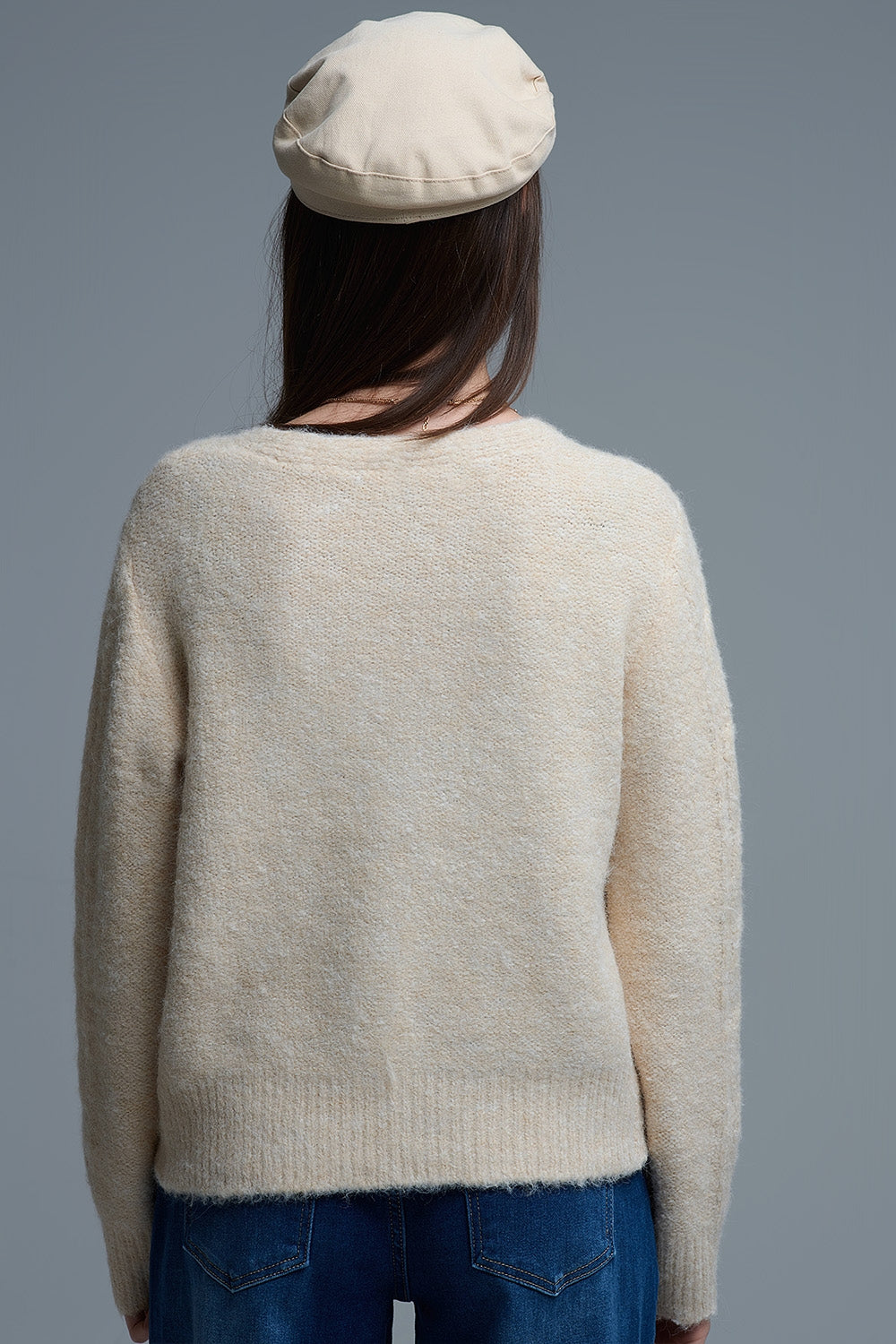Cardigan beige in maglia a cavo con fiori ricamati