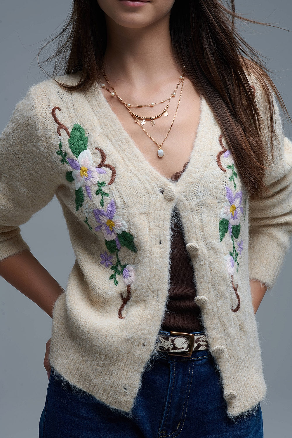 Cardigan beige in maglia a cavo con fiori ricamati