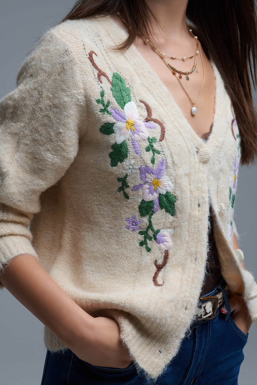 Cardigan beige in maglia a cavo con fiori ricamati