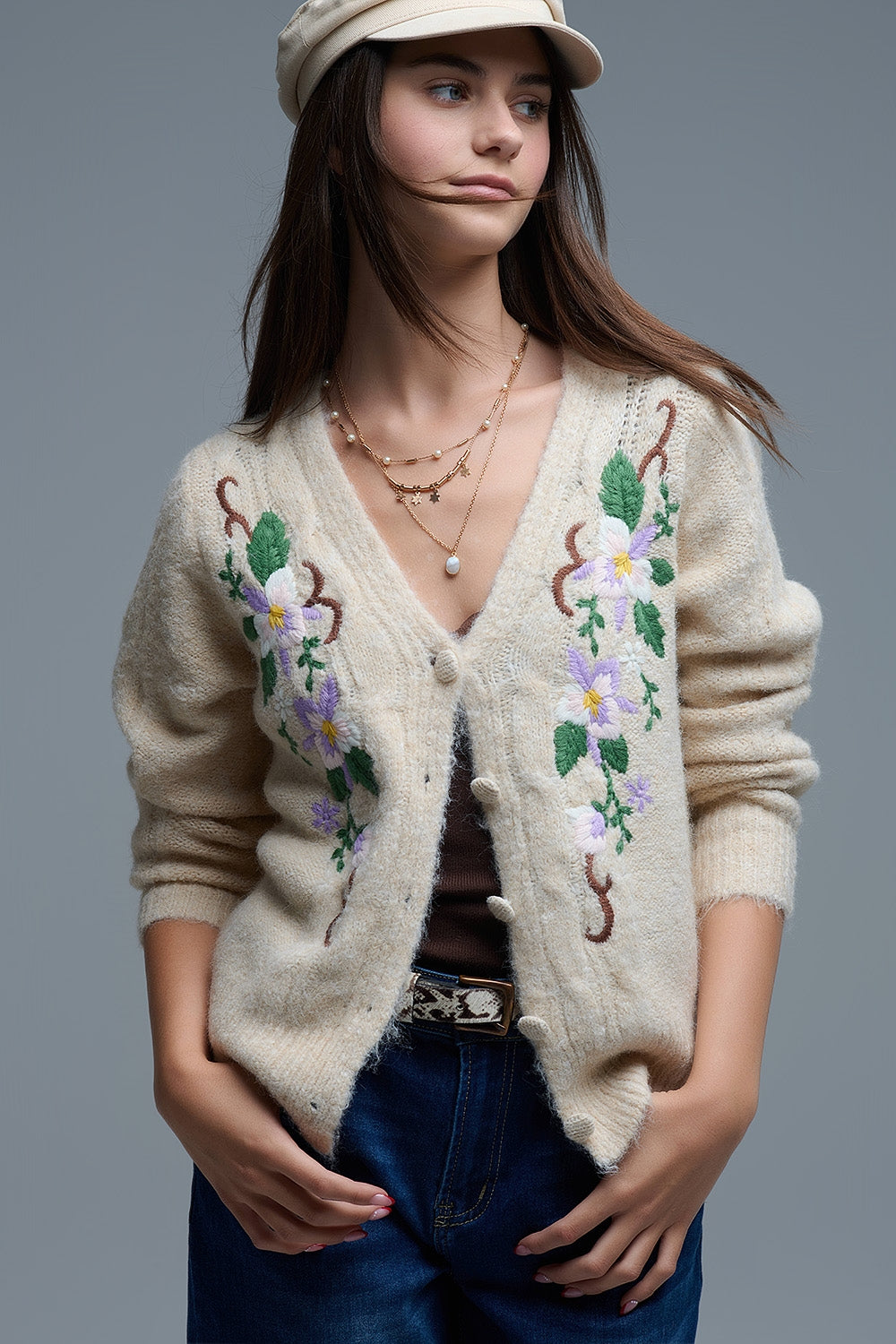 Cardigan beige in maglia a cavo con fiori ricamati
