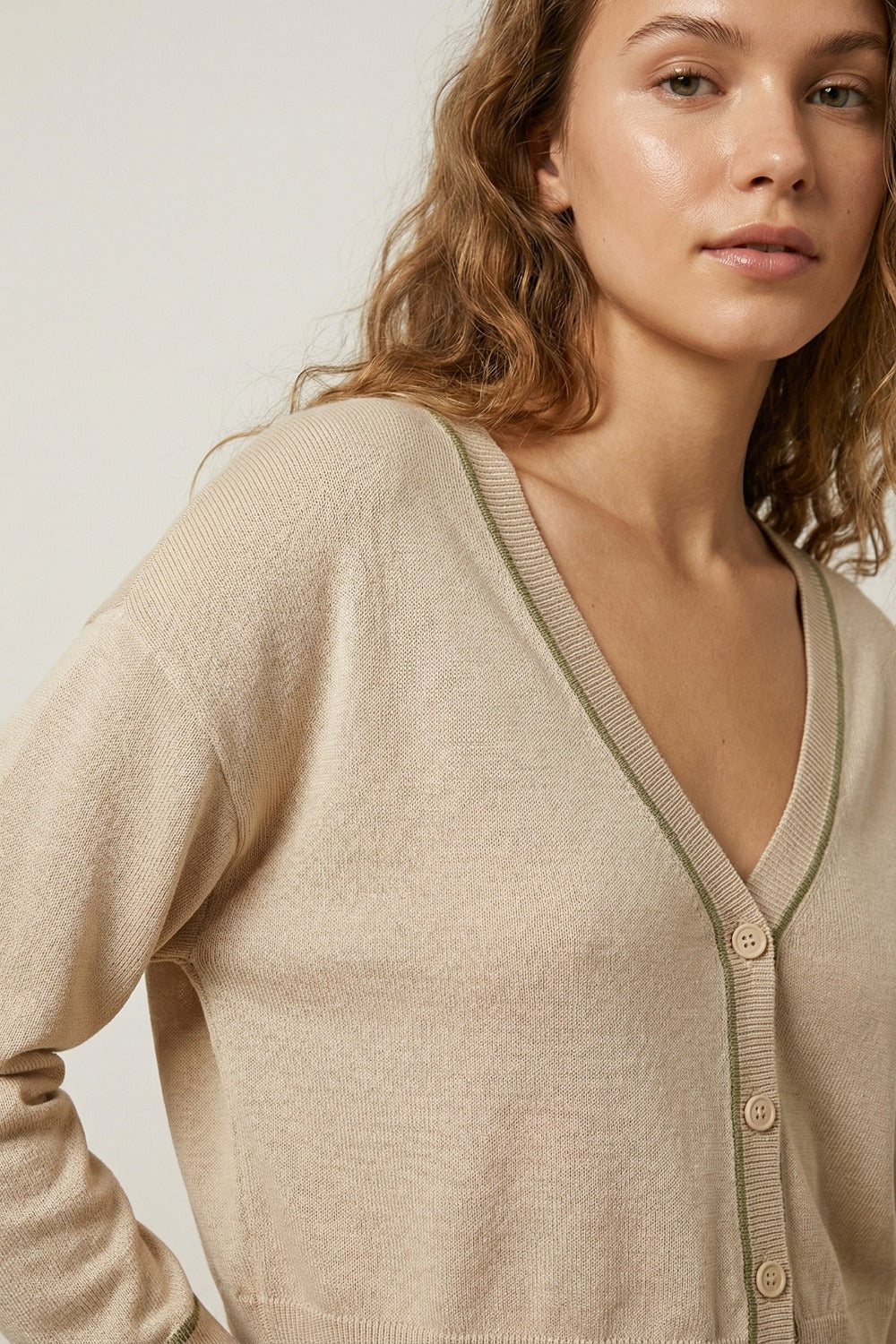 Cardigan beige in maglia fine con rifiniture a contrasto in marrone