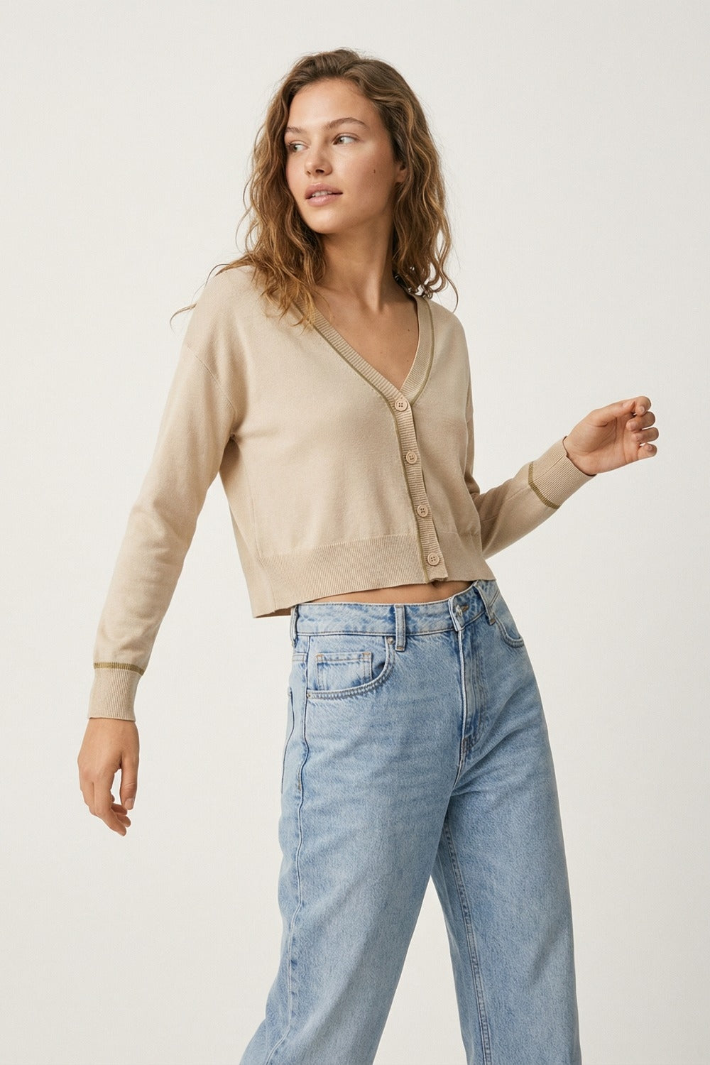 Cardigan beige in maglia fine con rifiniture a contrasto in marrone