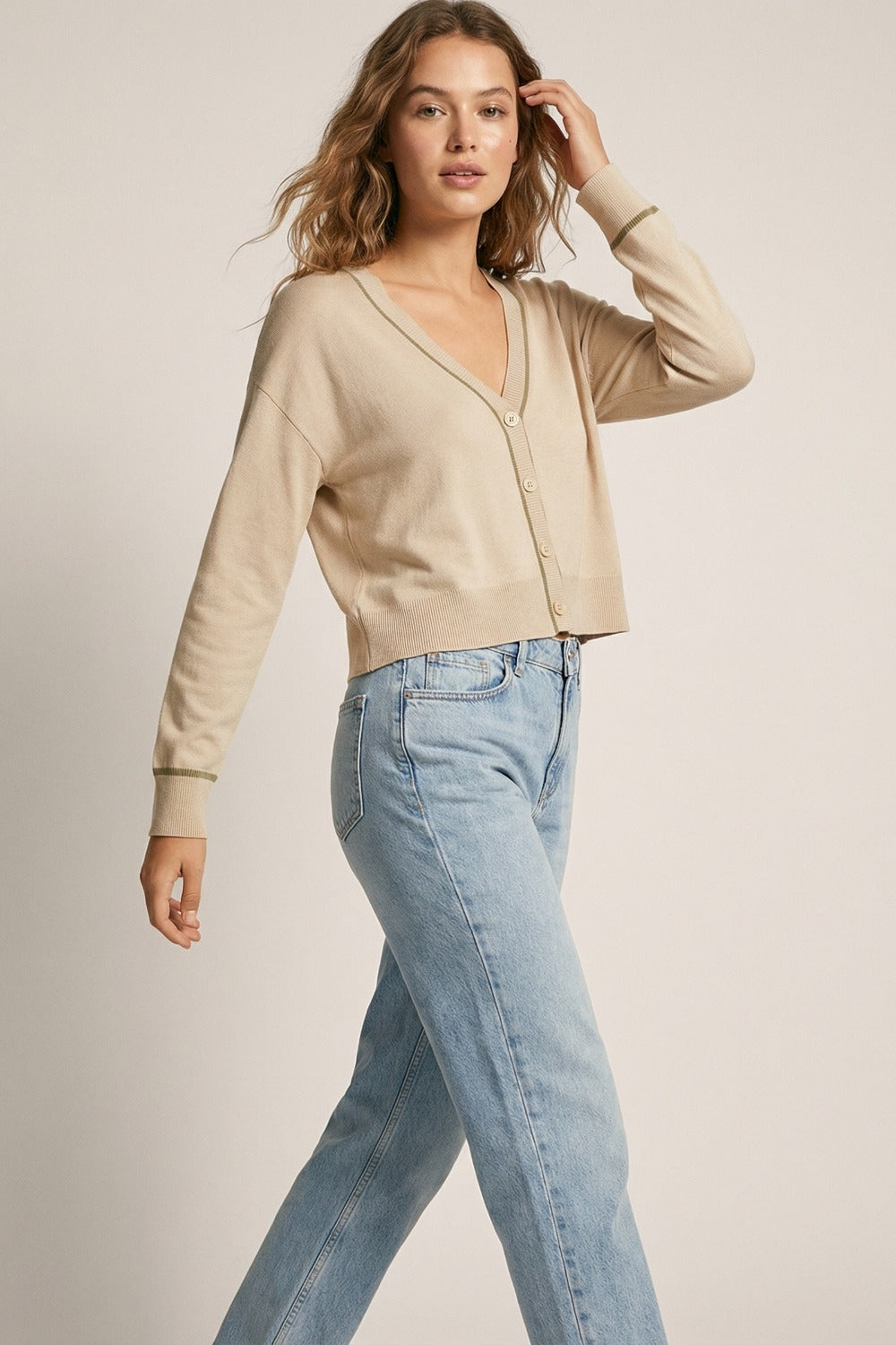 Cardigan beige in maglia fine con rifiniture a contrasto in marrone