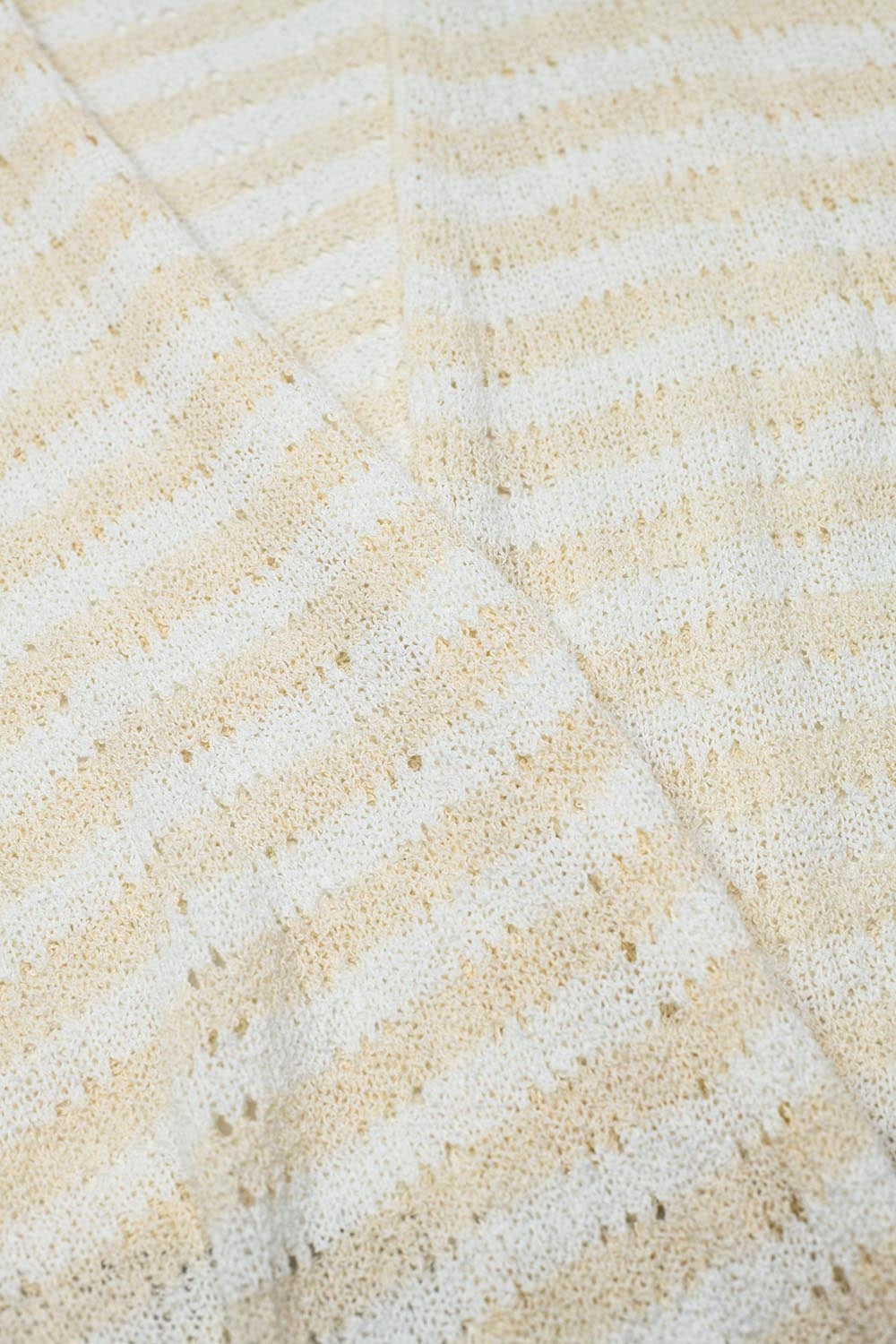 Cardigan beige in stile bohémien con maglia a righe e frange