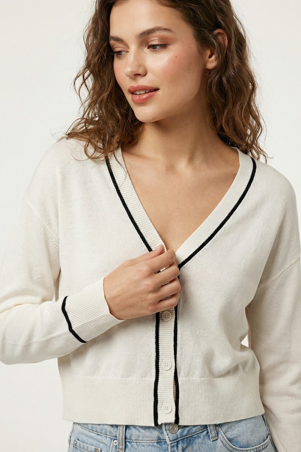 Cardigan bianco a maglia fine con rifiniture a contrasto in nero