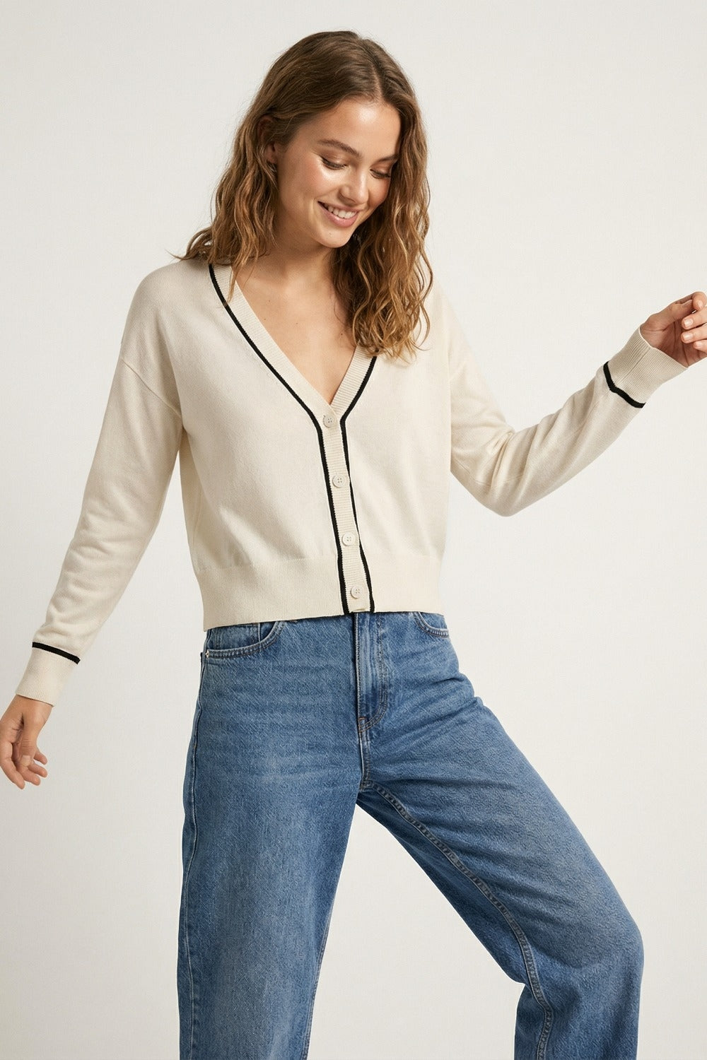 Cardigan bianco a maglia fine con rifiniture a contrasto in nero
